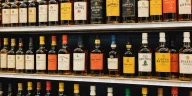 Whisky z Biedronki: Czy warto sięgnąć po budżetowy trunek?