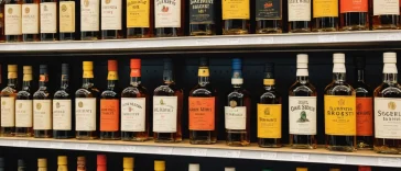 Whisky z Biedronki: Czy warto sięgnąć po budżetowy trunek?